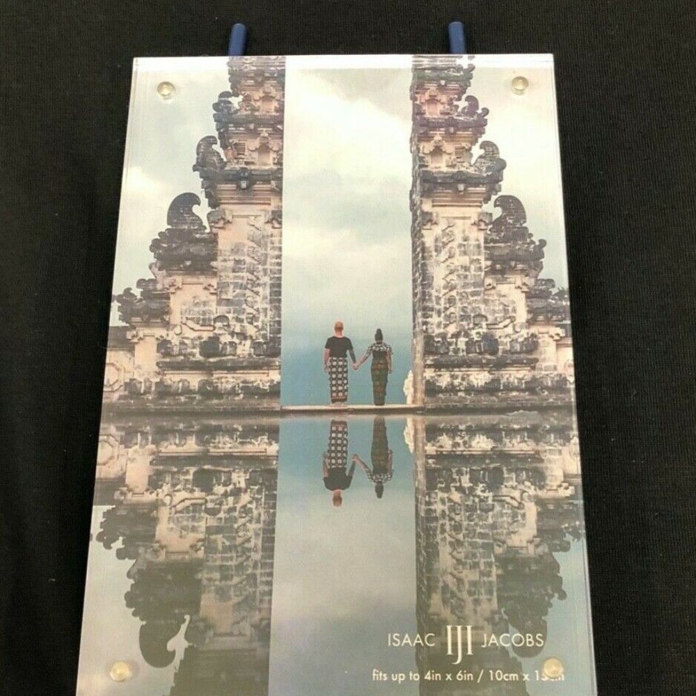 Brand New Magnetic Acrylic Metal Easel Frame